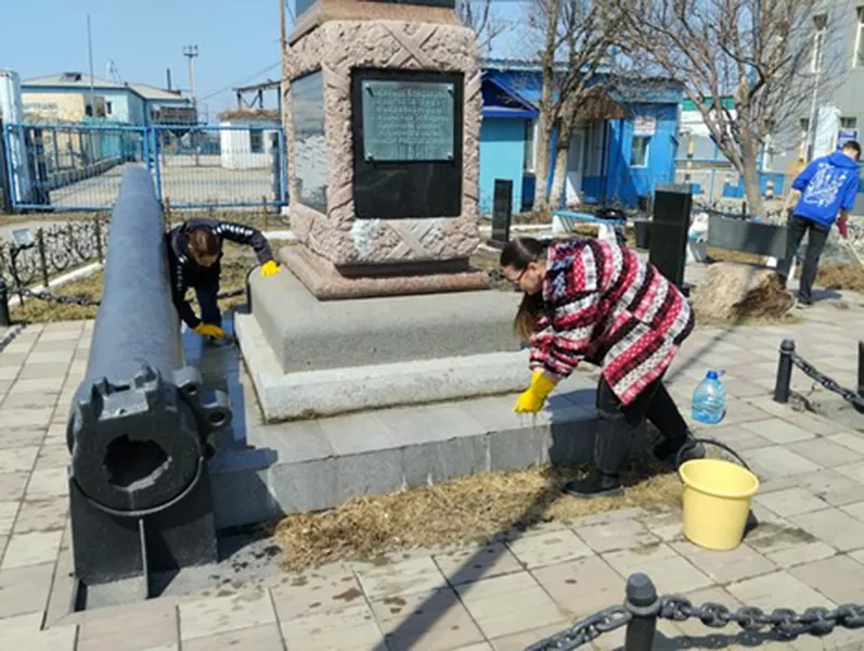 Сахалинские волонтеры навели порядок у&nbsp;памятников