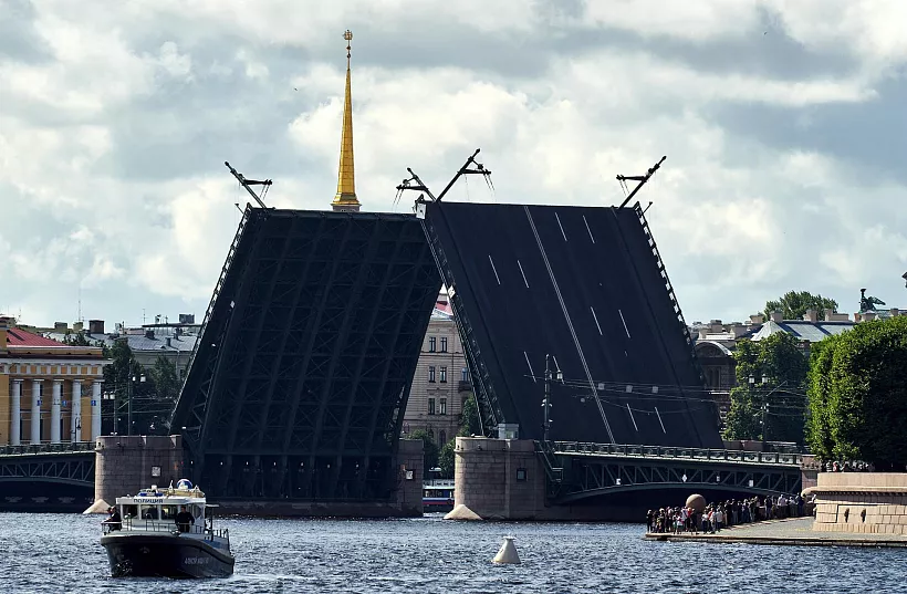Дворцовый мост в&nbsp;Санкт-Петербурге признали самым живописным в&nbsp;России
