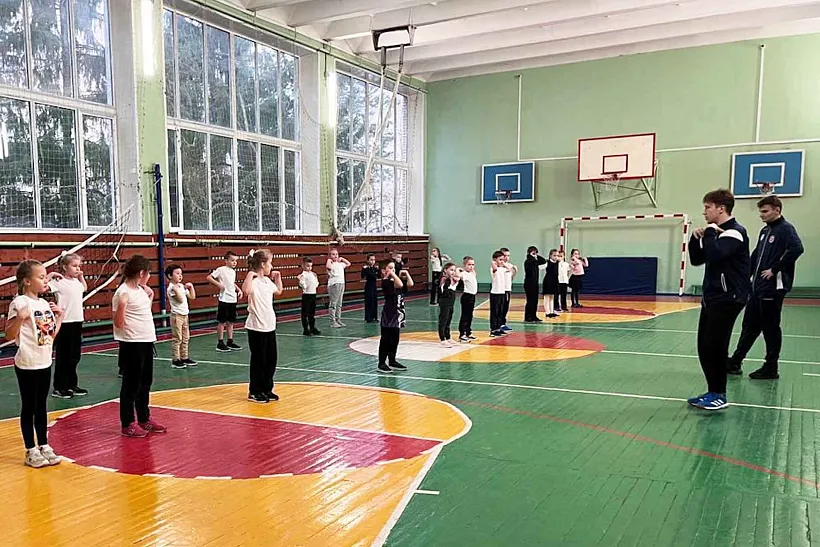 Гандболисты из&nbsp;подмосковного Чехова провели мастер-класс для&nbsp;детей