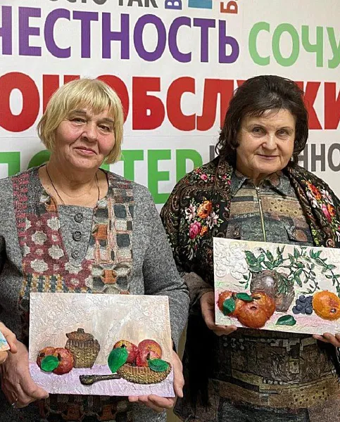 Саратовские пенсионеры нарисовали натюрморты в&nbsp;стиле &laquo;Микс-медиа&raquo;