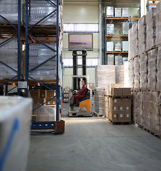 Денис Мантуров посетил первый автоматизированный даркстор компании X5