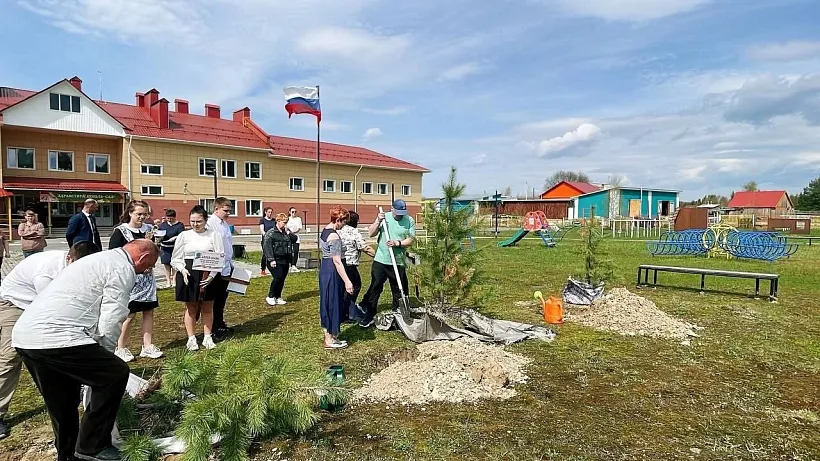 Аллею Славы высадили в&nbsp;югорском поселке Большие Леуши