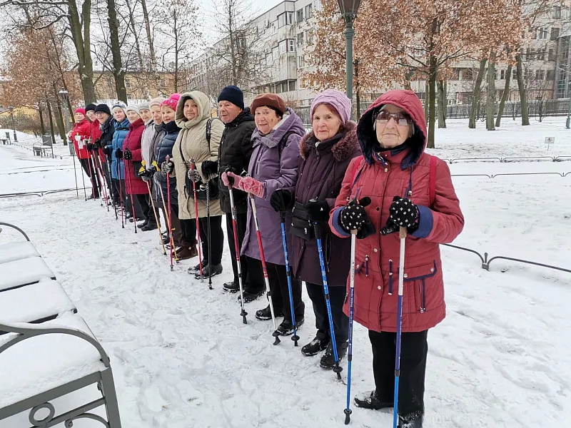 В&nbsp;Петербурге для&nbsp;пенсионеров провели занятия по&nbsp;скандинавской ходьбе