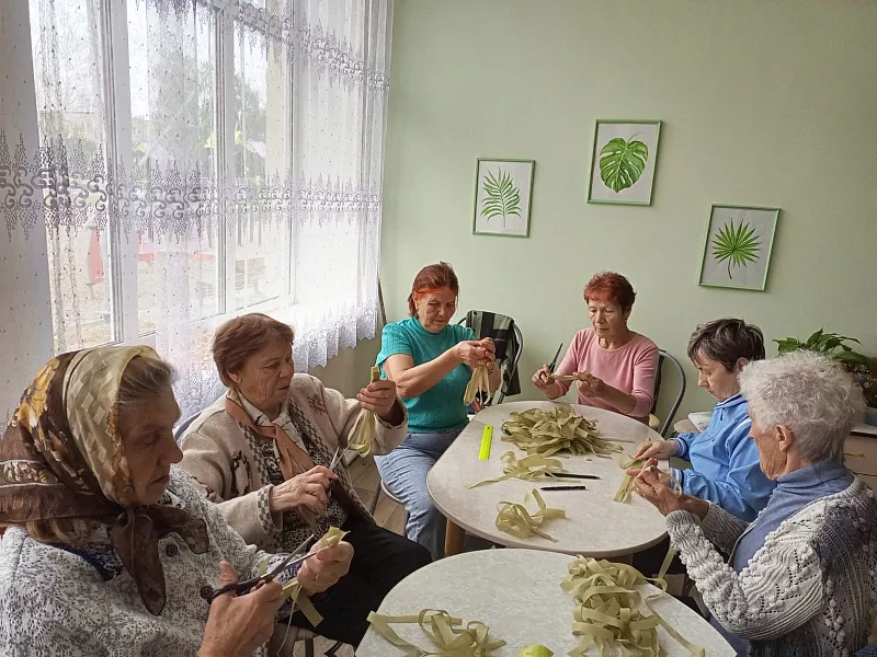 Пенсионеры Чувашии сплели осенние маскировочные сети
