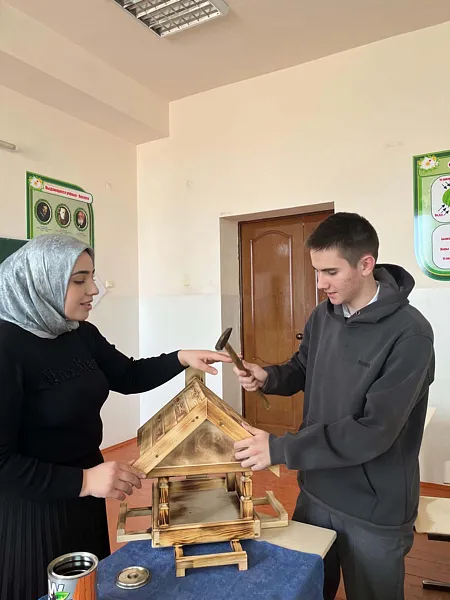 Школьник из&nbsp;Серноводского района Чечни сделал сказочную кормушку для&nbsp;птиц