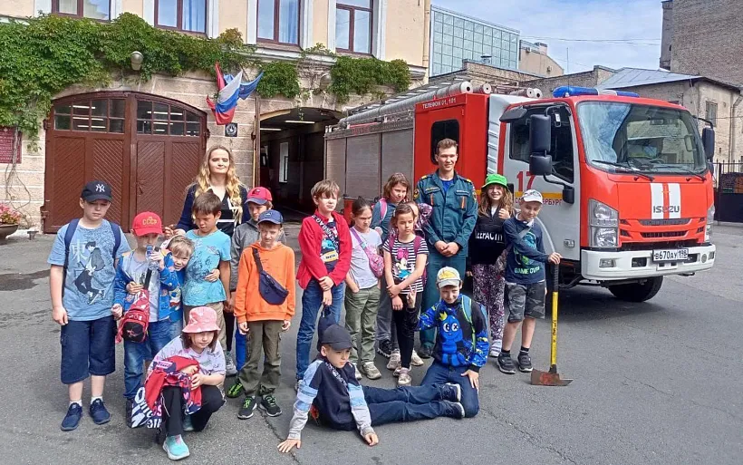 Юные петербуржцы посетили с&nbsp;экскурсией пожарно-спасательную часть