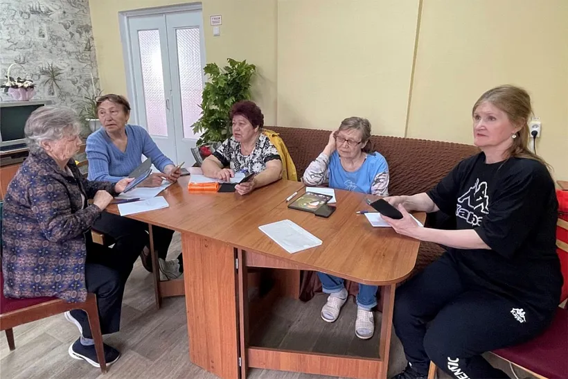 Чебоксарским пенсионерам помогают осваивать умные гаджеты