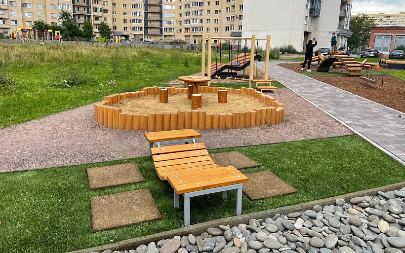 В&nbsp;Кировском районе Петербурга создали сквер с&nbsp;бревенчатым игровым городком