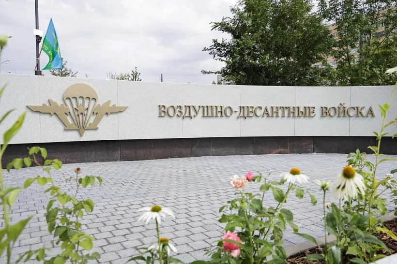 В&nbsp;петербургском сквере Истории ВДВ установили монумент &laquo;Никто, кроме нас&raquo;