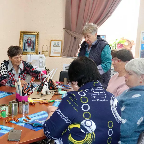Саратовские пенсионерки сделали украшения из&nbsp;георгиевских лент
