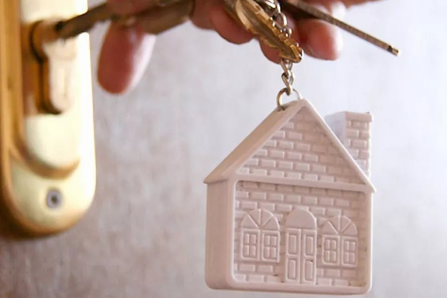 Ключи от квартиры. Программа переселения из ветхого и аварийного жилья. Переселение граждан из аварийного жилищного фонда. Дом аварийный квартира в ипотеке. Документы для признания квартиры частным домом.