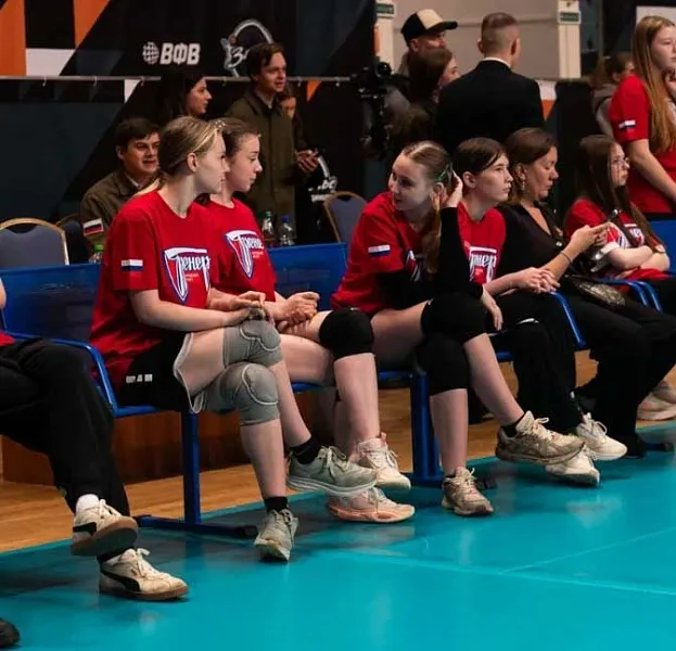 Легенды спорта сыграли в&nbsp;волейбол с&nbsp;подростками Подмосковья