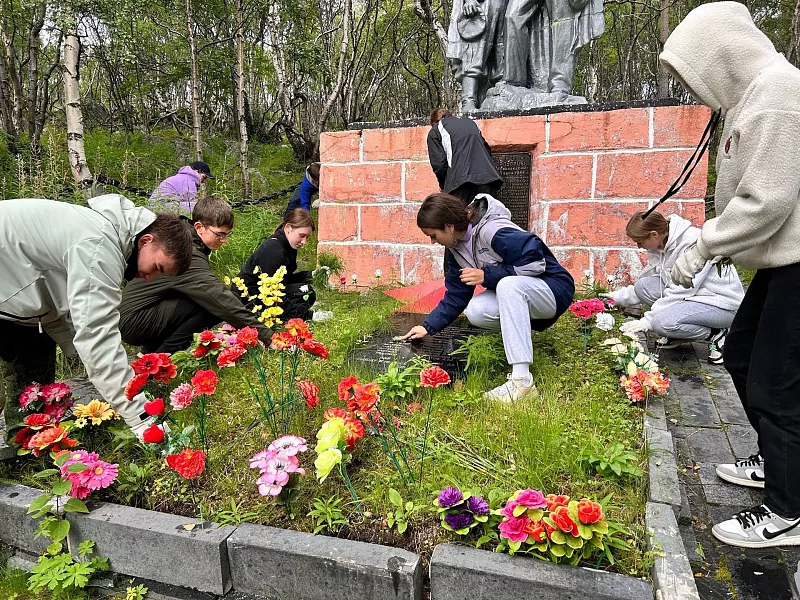 В&nbsp;Заполярье волонтеры культуры благоустроили мемориал в&nbsp;Лиинахамари