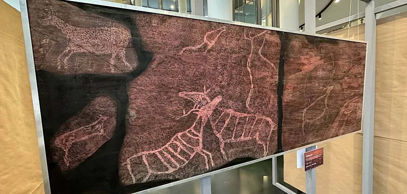 В&nbsp;Ленобласти отреставрировали древнюю плиту из&nbsp;Хакасии возрастом 5&nbsp;тыс. лет