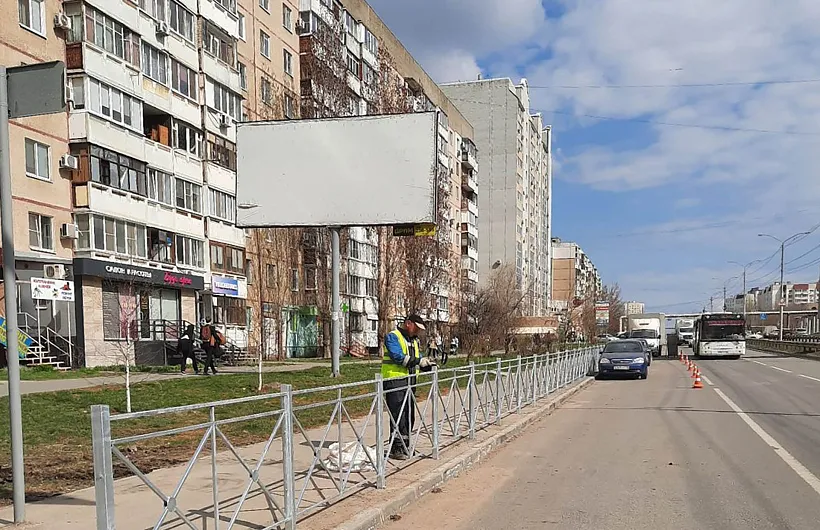 На&nbsp;улицах Саратова устанавливают пешеходные ограждения