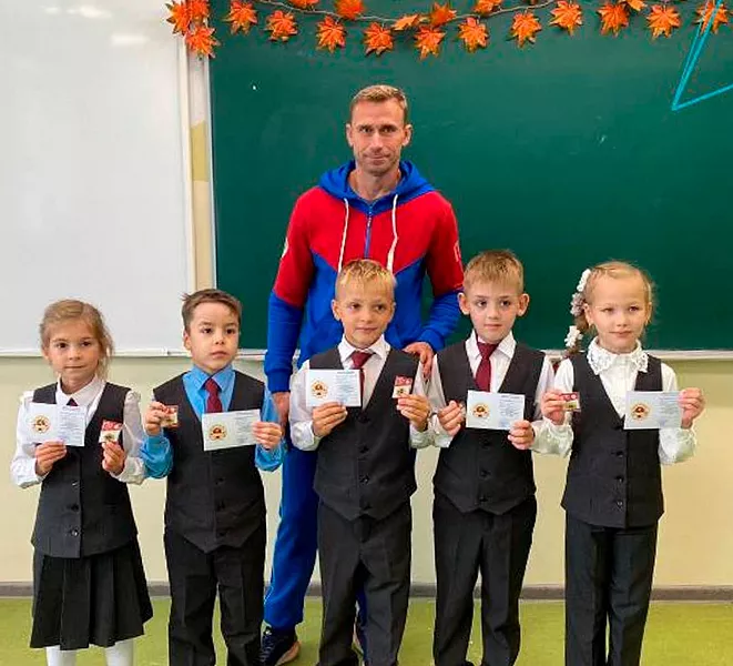 Юным жителям кузбасского города Тайга вручили знаки отличия ГТО