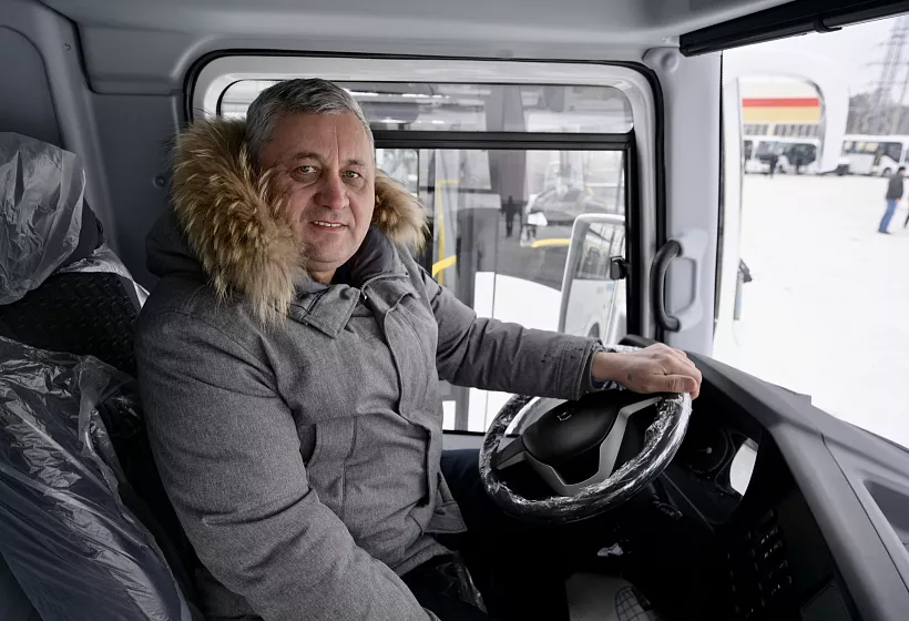 Новые автобусы передали трем свердловским муниципалитетам