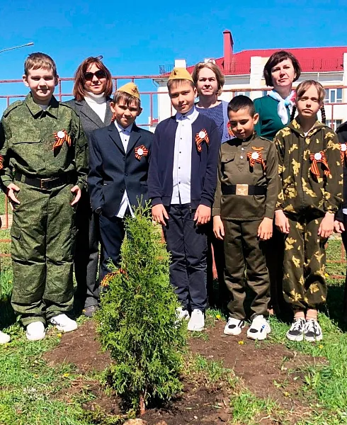 В&nbsp;Тамбовской области школьники вместе с&nbsp;родителями высадили аллею памяти