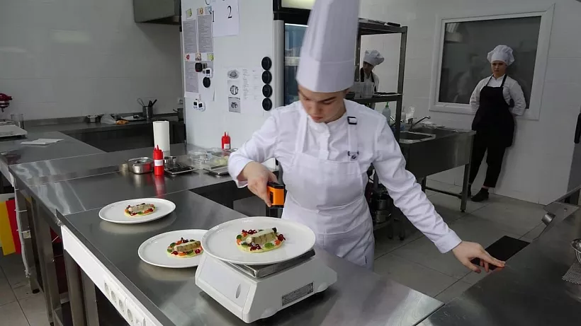 Повара Петербурга обучили своему делу участников чемпионата &laquo;Профессионалы&raquo;