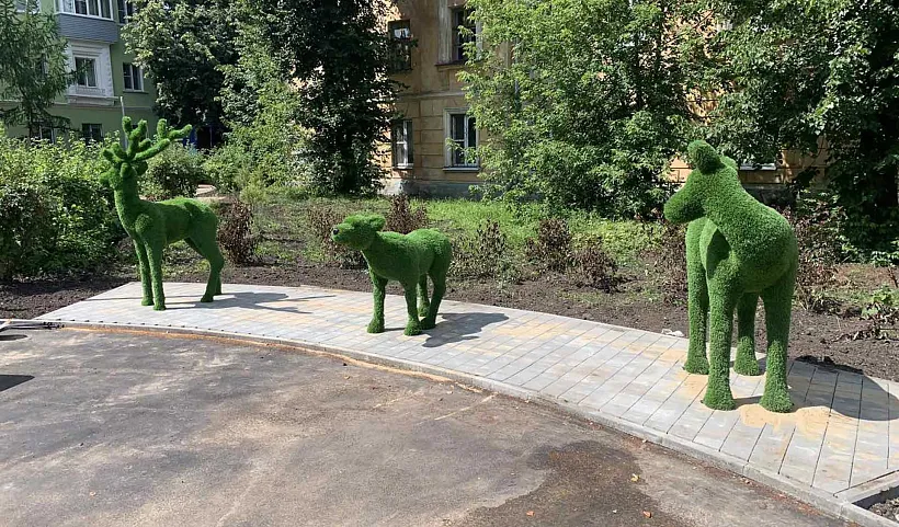 В&nbsp;сквере Нижнего Новгорода установили топиарные фигуры семьи оленей