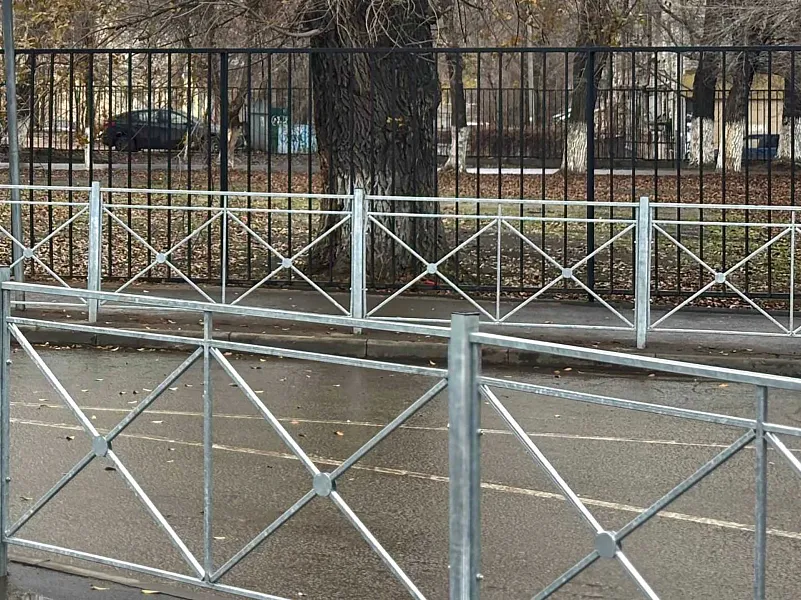 В&nbsp;Саратове возле Ильинской площади установили пешеходное ограждение