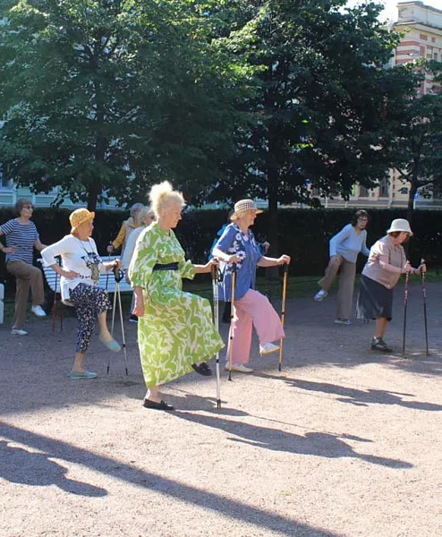 В&nbsp;Петербурге провели занятие по&nbsp;скандинавской ходьбе для&nbsp;старшего поколения