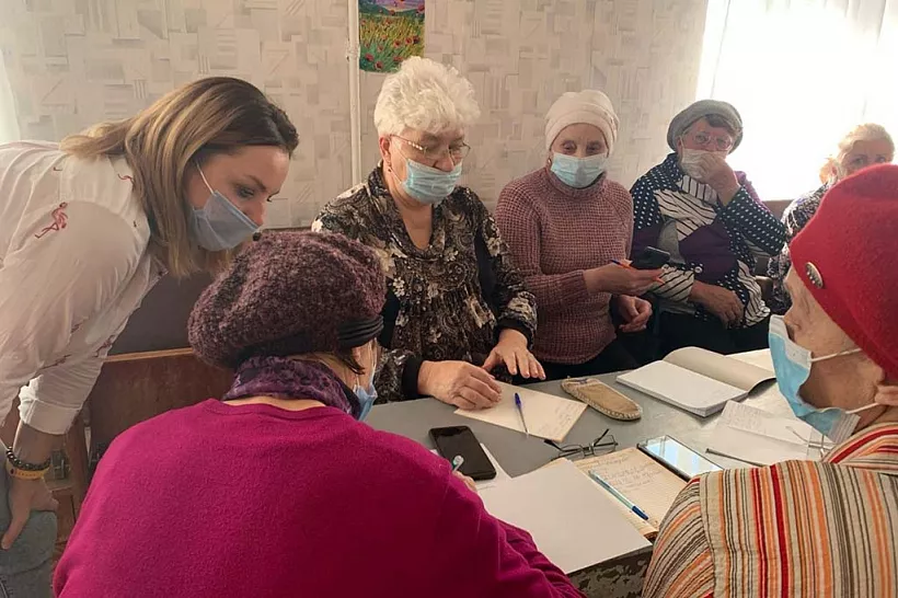 В&nbsp;Самарской области волонтеры помогают старшему поколению осваивать смартфо