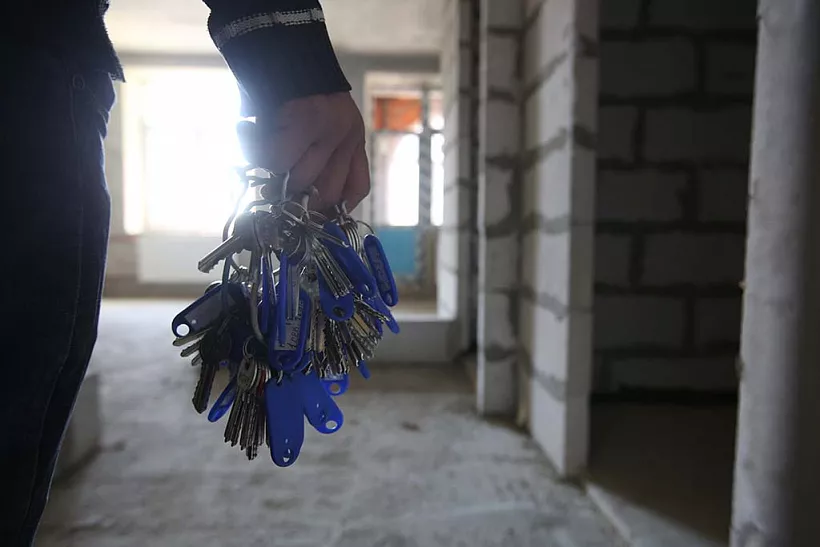 Пять семей из&nbsp;аварийных домов Омска получили ключи от&nbsp;квартир