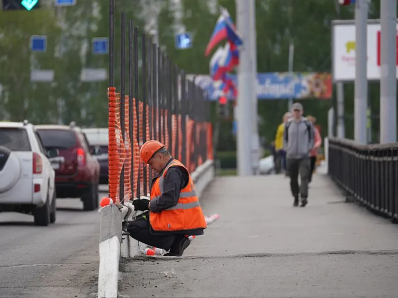 В&nbsp;Кемерове на&nbsp;Университетском мосту начали ремонтировать тротуар