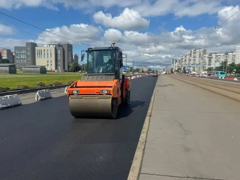 На&nbsp;Бухарестской улице в&nbsp;Санкт-Петербурге завершают укладку асфальтобетона