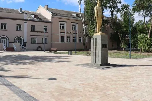 В&nbsp;Керчи благоустроили территорию около остановки &laquo;Фабрика-кухня&raquo;