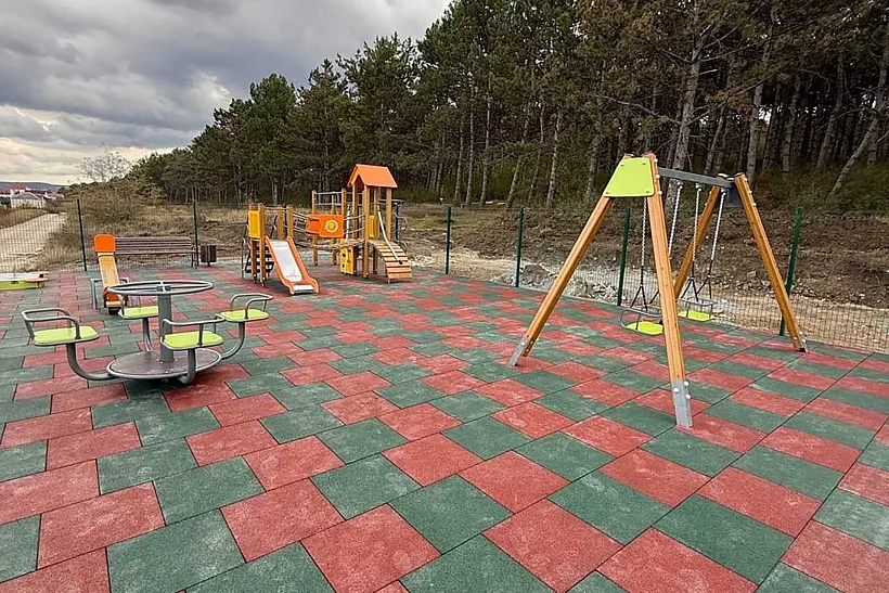 В&nbsp;крымском селе Строгоновка открыли детскую площадку