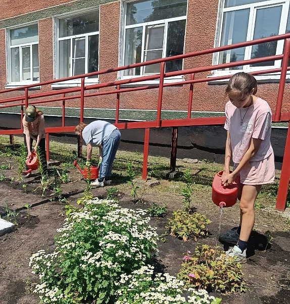 Школьники из&nbsp;Кузбасса приняли участие в&nbsp;патриотической акции &laquo;Цветы памяти&raquo;