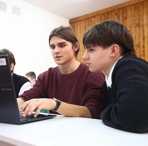 Более 13&nbsp;тыс. школьников Владимирской области изучили работу ИИ-ассистентов