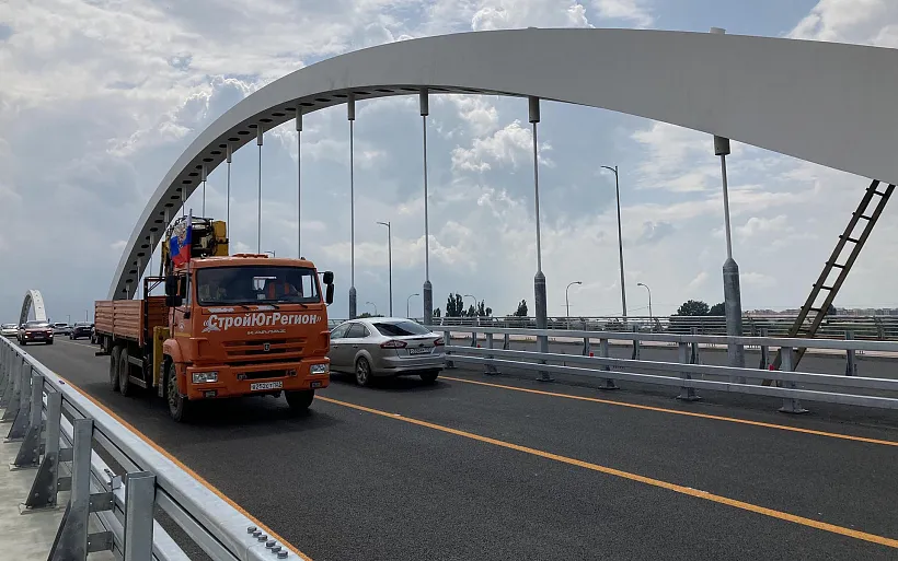 Движение автомобилей открыли на&nbsp;Кубани по&nbsp;двум полосам на&nbsp;Яблоновском мосту
