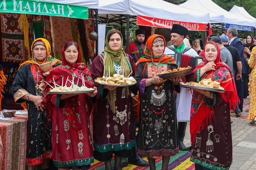Туристы и&nbsp;жители Махачкалы отпраздновали 166-летие города