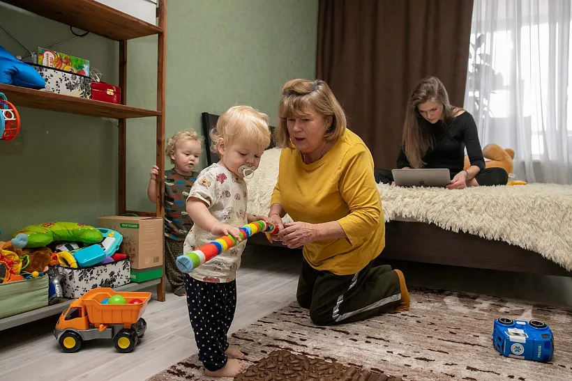 Разделить заботы: как&nbsp;бесплатные няни помогают петербурженкам с&nbsp;двойняшками и&nbsp;тройняшками