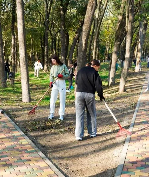 В&nbsp;благоустроенном Казенном парке Керчи прошел субботник