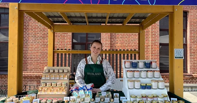 Соцконтракт помог жительнице Приморья развить бренд ароматических свечей