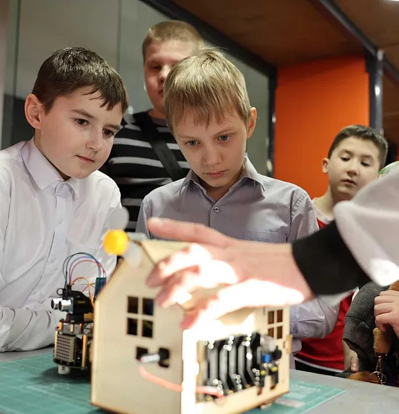 В&nbsp;Центре робототехники и&nbsp;АСУ Тюменской области провели экскурсию для&nbsp;детей