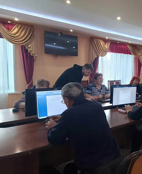 Пенсионеров Ташлинского района Оренбуржья обучили компьютерной грамотности