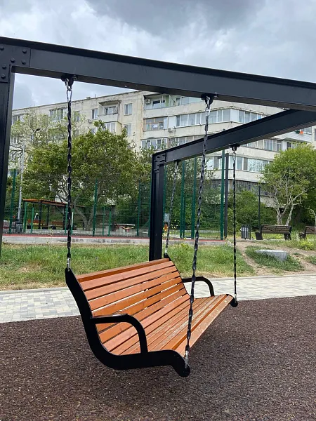 В&nbsp;Севастополе по&nbsp;просьбе жителей отремонтировали качели