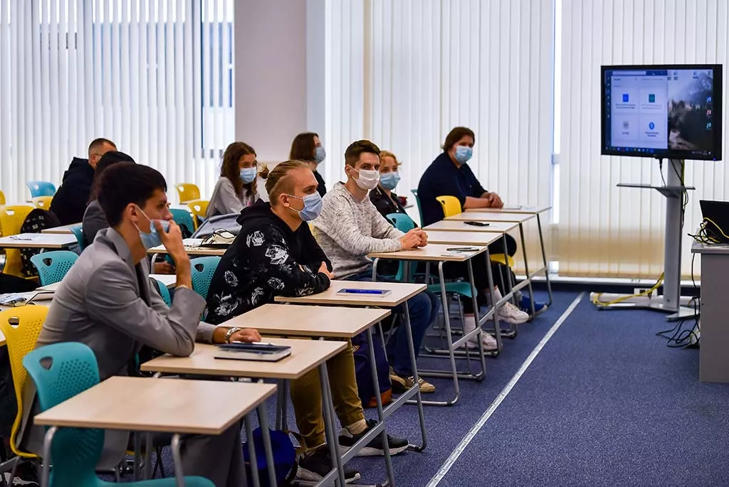 Дорогу молодым: кто еще сможет бесплатно получить новую профессию
