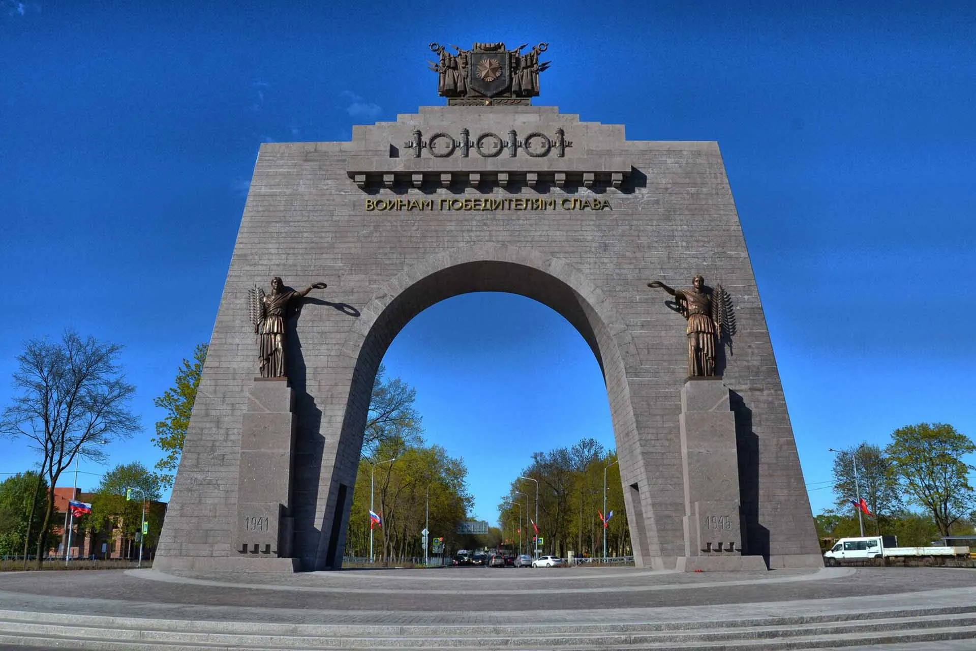 Памяти Великой Победы: как благоустраивают тематические парки и мемориалы