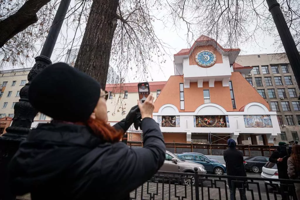 Арт-объект «Время чудес» украсил фасад Екатеринбургского театра кукол