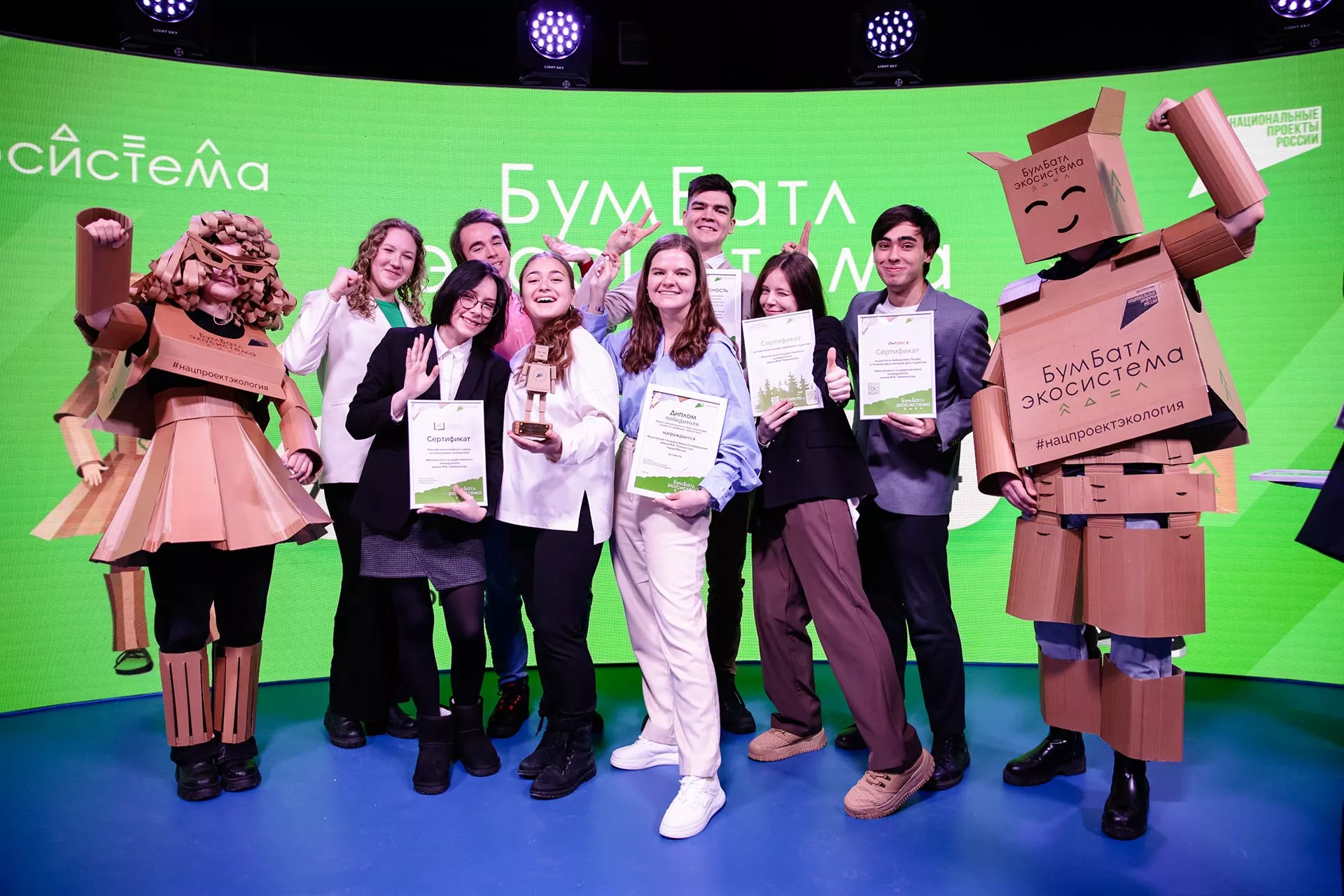 У бумаги семь жизней: участники «Бумбатла» бьют рекорды
