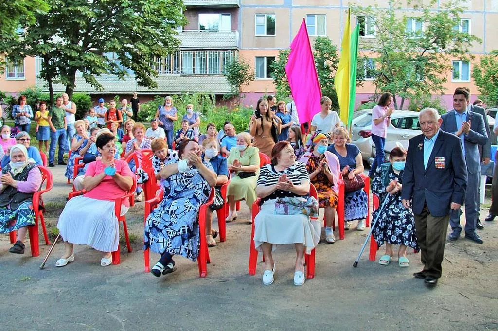 Столетний ветеран сажает деревья в память о погибших на войне