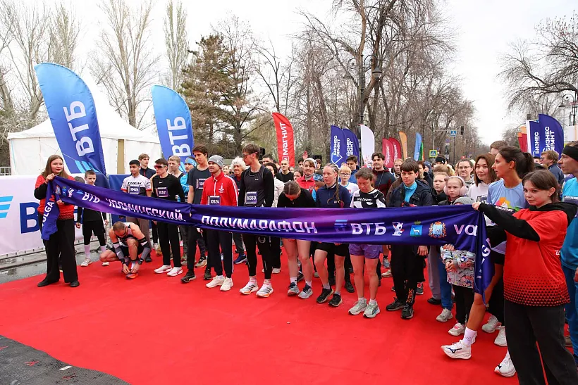 В&nbsp;космическом полумарафоне в&nbsp;Самаре поучаствовали 4,8&nbsp;тысячи человек