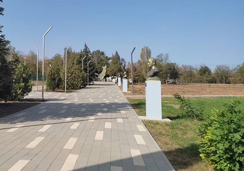 Аллею героев озеленяют в&nbsp;крымском поселке Вольное