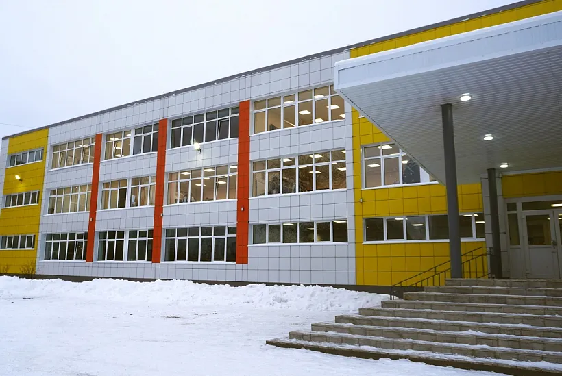 В&nbsp;школе Великого Новгорода по&nbsp;просьбе родителей установили скамейки